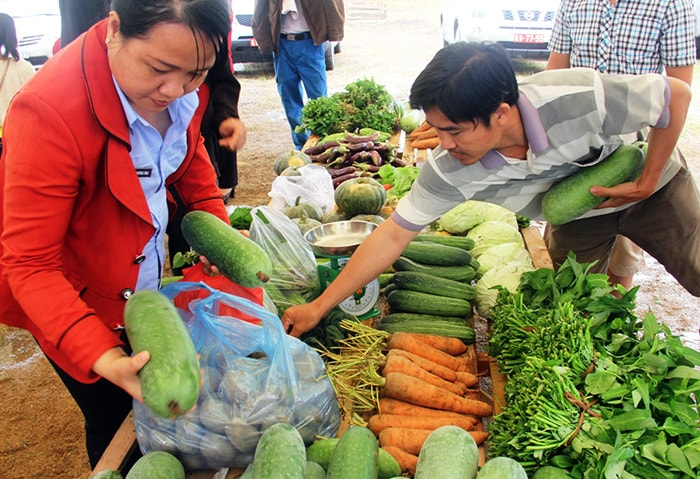 Người dân tìm mua các mặt hàng nông sản.