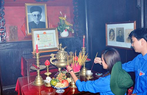 ĐVTN vào thắp hương tại Nhà lưu niệm cụ Huỳnh Thúc Kháng.
