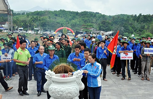 Viếng hương tại Khu Sinh hoạt truyền thống Thanh thiếu nhi Nước Oa. 