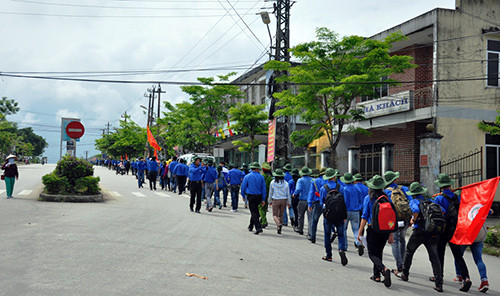 Các ĐVTN đã đi bộ qua thị trấn Bắc Trà My. 