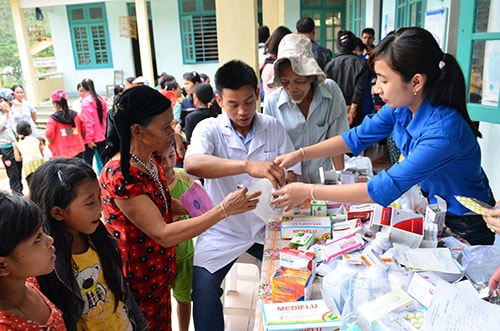 Đoàn viên thanh niên khám chữa bệnh, cấp phát thuốc tại xã biên giới La Êê (Nam Giang). Ảnh: H.ANH