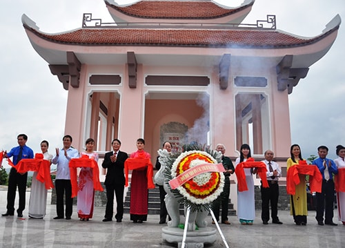 Đồng chí Bí thư Tỉnh ủy Nguyễn Đức Hải cùng các đại biểu dâng hương tại Khu sinh hoạt truyền thống Thanh thiếu niên Nước Oa.