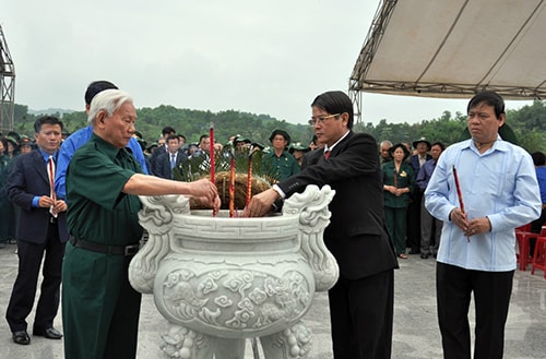 Đồng chí Bí thư Tỉnh ủy Nguyễn Đức Hải cùng các đại biểu dâng hương tại Khu sinh hoạt truyền thống Thanh thiếu niên Nước Oa.