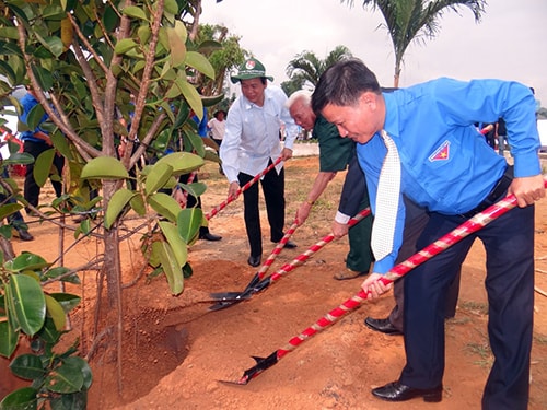 Các đại biểu tham gia trồng cây xanh trong khuôn viên Khu sinh hoạt truyền thống TTN Nước Oa.