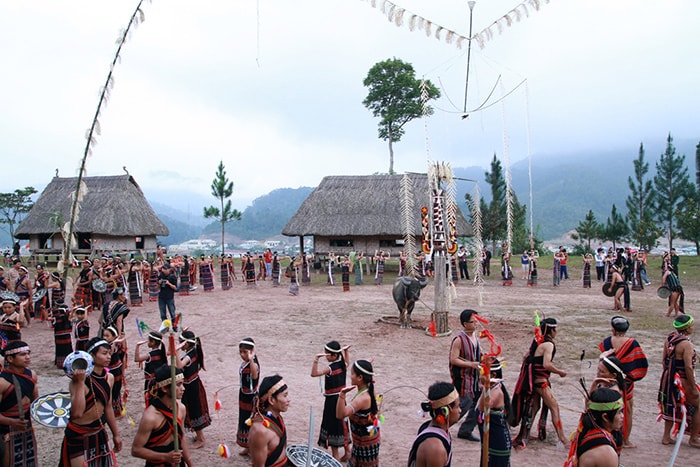 The Co Tu ethnic group in the Festival of New Rice Harvesting.