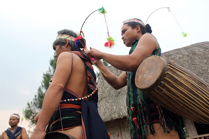 Wearing traditional dress to participate in the festival.