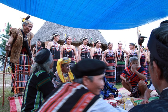 The old men singing, speaking the Ly to show their gratitude to the God for a bumper crop and harmony weather.