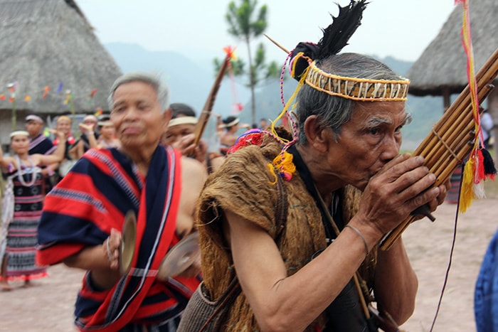 The sound of Khen (pan-pipe - a traditional musical instrument) greeting the festival.