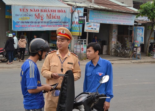 Đoàn viên thanh niên huyện Đại Lộc tham gia hướng dẫn, tuyên truyền Luật Giao thông đường bộ. Ảnh: C.T