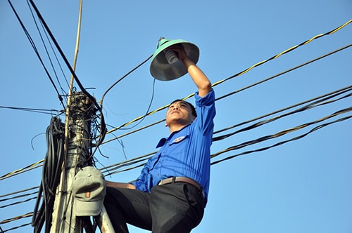 Đội quản lý nguồn điện của Đoàn xã Bình Minh giúp sửa chữa kỹ thuật khi cần thiết.Ảnh: VINH ANH