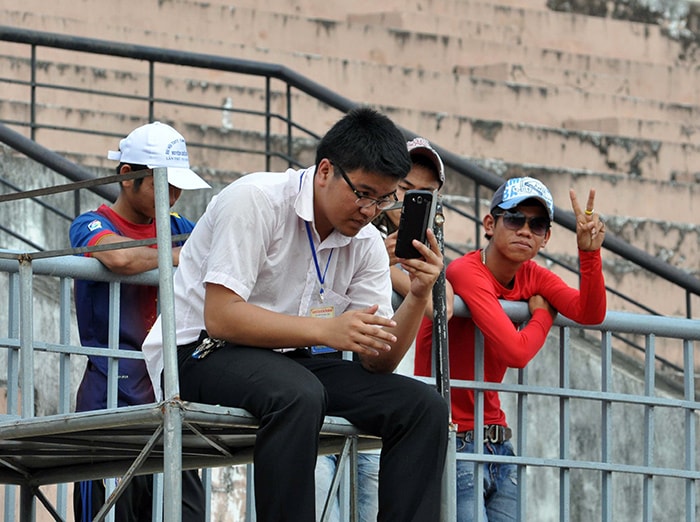 Bên cạnh trọng tài bấm giờ, năm nay, ban tổ chức đã sử dụng “công nghệ” vào việc việc xác định kết  quả thi đấu của VĐV ở các nội dung chạy, nhất là cự ly ngắn. Theo đó, với chiếc điện thoại di động, trọng tài có thể quay cảnh các VĐV về  đích để từ đó xác định chính xác.