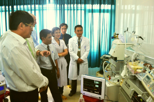 Các đồng chí lãnh đạo tỉnh tại buổi tiếp nhận máy thở dành cho trẻ sơ sinh tại Bệnh viện Nhi Quảng Nam.