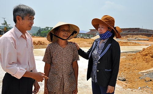 Mặt trận và các tổ chức thành viên thôn Cây Sanh, Tam Dân làm công tác vận động dân. Ảnh: VINH ANH