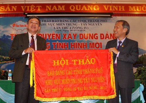 Trao cờ luân phiên cho Báo Đà Nẵng.