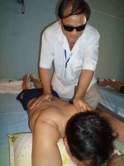 Nhân viên khiếm thị ở cơ sở massage TP.Hội An đang phục vụ khách hàng.