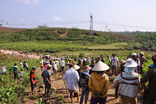 Hàng trăm người dân kéo đến núi Đập chống đối việc cưỡng chế cây trồng. Ảnh: T.H