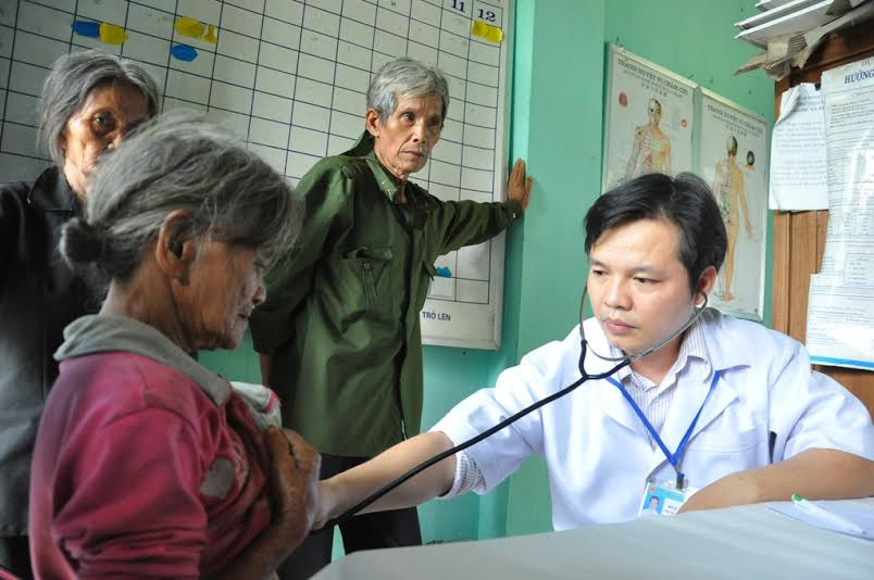 Bác sĩ Dương Chí Lực – Phó Giám đốc Trung tâm Chăm sóc sức khỏe sinh sản Quảng Nam khám bệnh cho người dân. Ảnh: VINH ANH