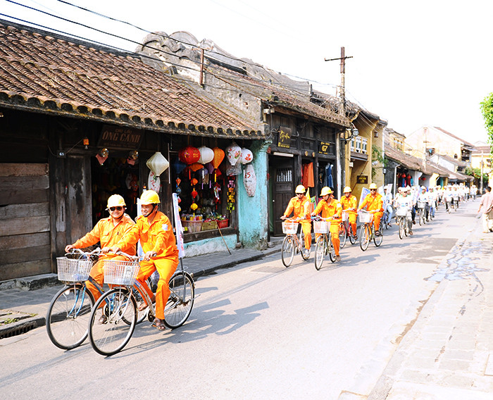 Trang phục của ngành điện tham gia diễu hành kêu gọi mọi người tiết kiệm điện.