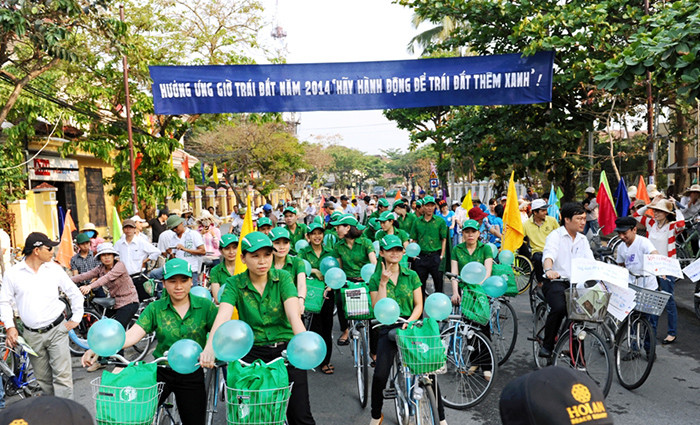 Đông đảo thanh niên tham gia diễu hành.