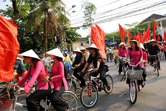 Buổi diễu hành diễn ra sôi động.