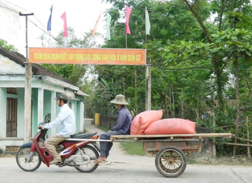 Những tấm biển về xây dựng phong trào TDĐKXDĐSVH như thế này được treo ở hầu khắp cổng làng, cổng xóm. Đây cũng là một trong những tiêu chí tính điểm cho phong trào. Tuy nhiên, chất lượng phong trào ra sao vẫn còn là dấu chấm hỏi.