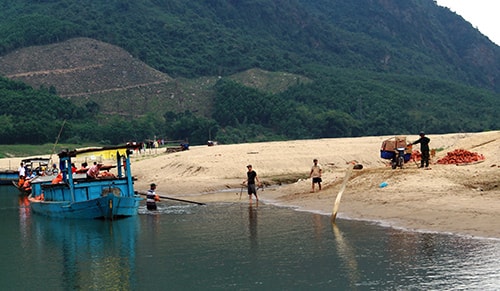 Cách trở đò giang là một trong những nguyên nhân khiến người dân thôn Tứ Nhũ phải sống chung với khó nghèo. Ảnh: VĨNH YÊN