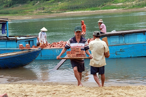 Để làm nhà, người dân thôn Tứ Nhũ phải qua nhiều lần trung chuyển vật liệu xây dựng, vừa tốn công sức vừa thêm nhiều chi phí.