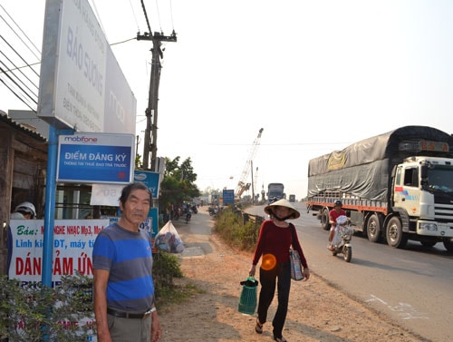 Người dân thôn Bà Bầu, xã Tam Xuân 2 (Núi Thành) mong sớm ổn định chỗ ở. Ảnh: C.T