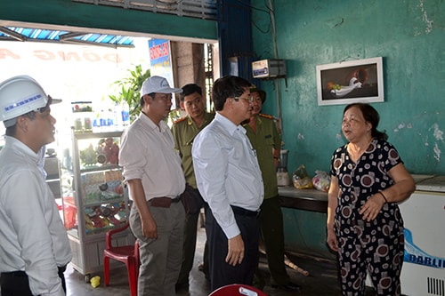 Bí thư Tỉnh ủy Nguyễn Đức Hải tìm hiểu tâm tư, nguyện vọng hộ dân bị ảnh hưởng.