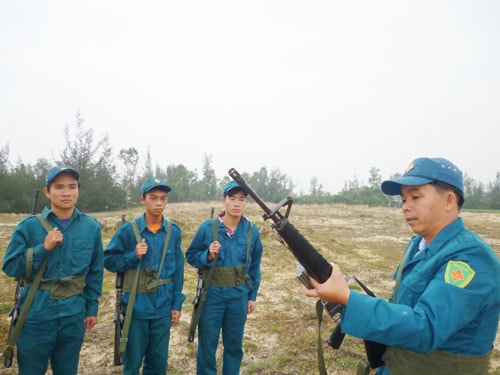 Phường đội trưởng Lê Văn Tý hướng dẫn kỹ thuật bắn súng cho dân quân tự vệ.Ảnh: Lê Thanh