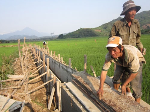 Phước Năng tích cực xây dựng kênh mương giúp nông dân chủ động nước tưới.                                                                                              Ảnh: P.D.T