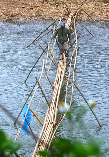 Cây cầu khỉ bắc qua sông là lối đi độc đạo dẫn về làng Achôm 1.