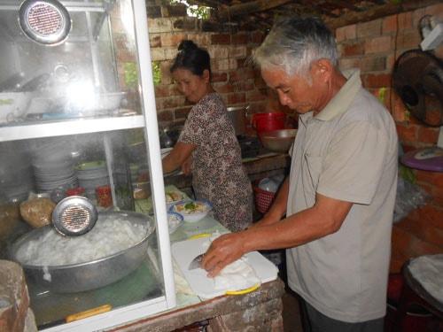 Mì lá do gia đình tự tráng lấy, bán hết bao nhiêu tráng bấy nhiêu neenluoon có mì mới, ngon.