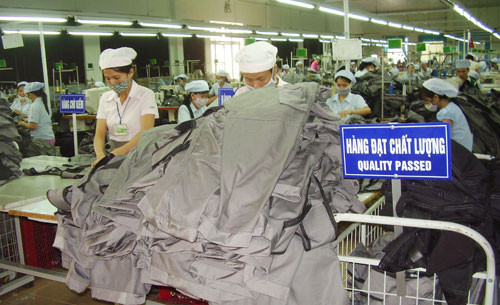 Nhà máy may Hòa Thọ - Hiệp Đức đi vào sản xuất, bước đầu giải quyết việc làm cho 400 lao động địa phương.
