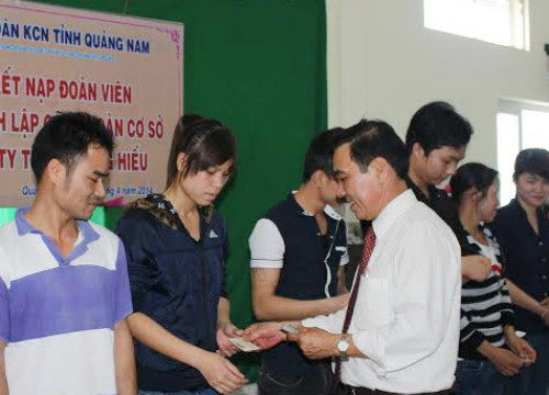 Đoàn viên công đoàn cơ sở Công ty TNHH thực phẩm Quang Hiếu nhận thẻ đoàn viên