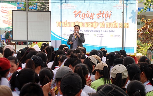 Giáo viên trường nghề tư vấn giúp phụ huynh, học sinh có thêm nhiều lựa chọn nghề nghiệp phù hợp trong tương lai. Ảnh: D.L