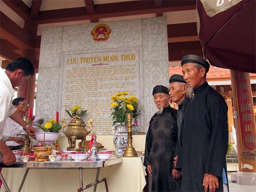 Các thế hệ làng Trừng Giang, xã Điện Trung, huyện Điện Bàn sắm lễ vật dâng lên các vua Hùng. Ảnh: HÀ AN