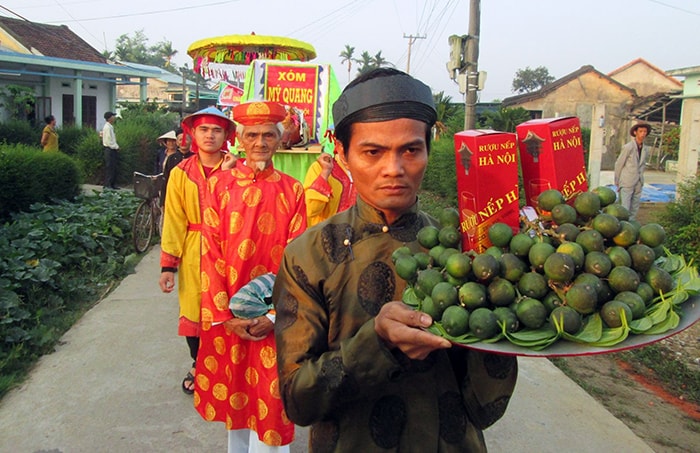 Các xóm trong làng dâng lễ.