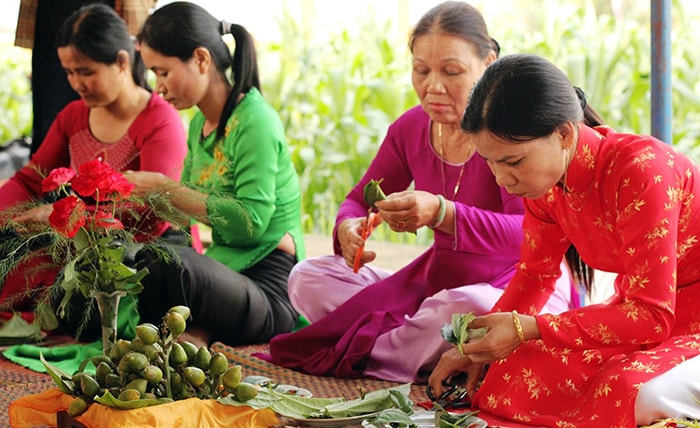 Thi tem trầu cánh phượng là nét đẹp văn hóa truyền thống ở lễ hội làng Mỹ Xuyên Tây.