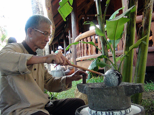 Nguyên liệu làm nên lá mì ngon làm từ bột gạo xay thủ công.