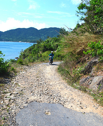 (QNO) - Con đường nối trung tâm xã đảo Tân Hiệp (TP.Hội An) với thôn Bãi Hương đã hư hỏng nặng từ 15 năm qua nhưng vẫn chưa được sửa chữa, nâng cấp khiến việc đi lại của người dân gặp nhiều khó khăn.