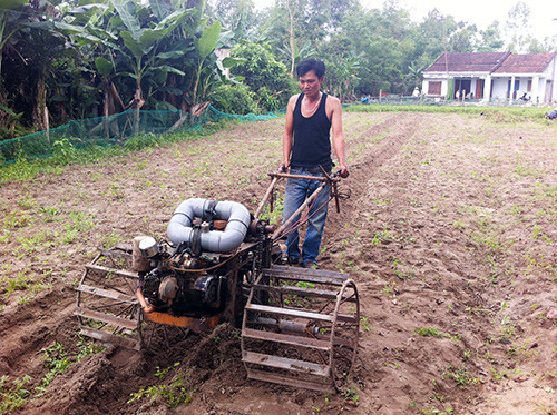Nông dân trẻ Lương Quang Vũ với chiếc máy cày đa năng do anh sáng chế. Ảnh: PHÚC HOÀNG