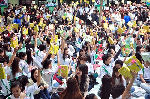 Sinh viên Đại học Đông Á tạo kỷ lục Việt Nam về “số lượng người tham gia gói quà nhiều nhất trong thời gian nhanh nhất”, rồi chính SV mang đến trao tặng tận tay trẻ em nghèo bất hạnh 7 tỉnh miền Trung.