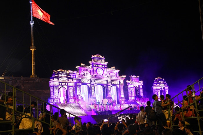 Lộng lẫy sân khấu Festival trước đêm khai mạc.