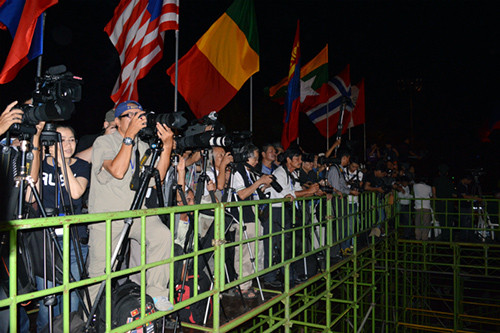 Đông đảo phóng viên của các cơ quan thông tấn bái trong nước và quốc tế đã đến đưa tin buổi lễ khai mạc.