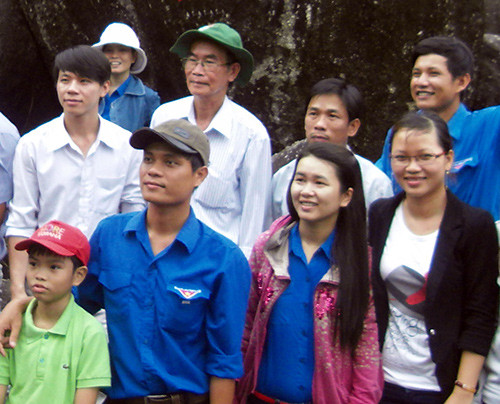 Ông Đặng Ngọc Giáo (đội mũ tai bèo) cùng tham gia chuyến về nguồn với Chi đoàn Thanh niên thôn.