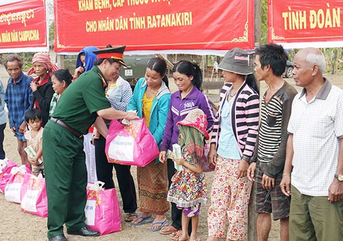 Thiếu tướng Nguyễn Ngọc Minh - Phó Tham mưu trưởng Quân khu 5 trao quà cho các hộ nghèo huyện Tà Veng.