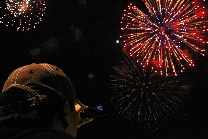 Du khách ghi lại khoảnh khắc lung linh đêm khai mạc Festival Huế 2014.