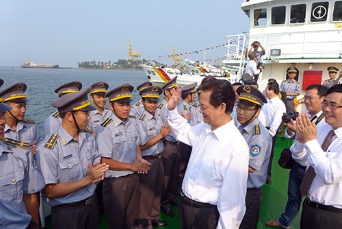 Prime Minister Nguyen Tan Dung congratulates menmbers of The Fisheries Suveillance Force of Vietnam.