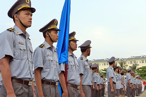 Prime Minister Nguyen Tan Dung congratulates menmbers of The Fisheries Suveillance Force of Vietnam.